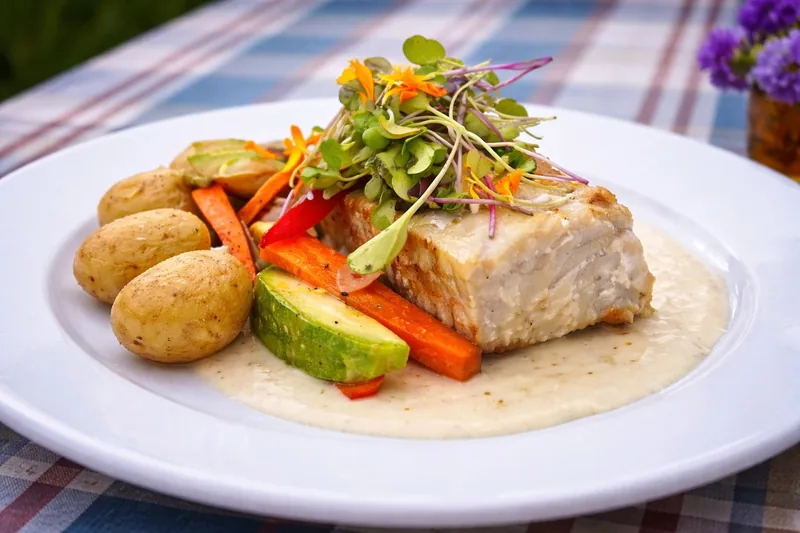 Pescado del día con verduras y papas canarias en Rasa